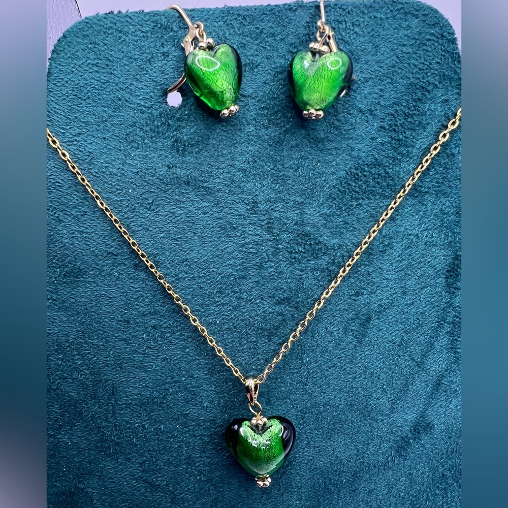 Elegant Deep Green Glass Heart 18” Necklace and Earring Set is NEW Goldtone
